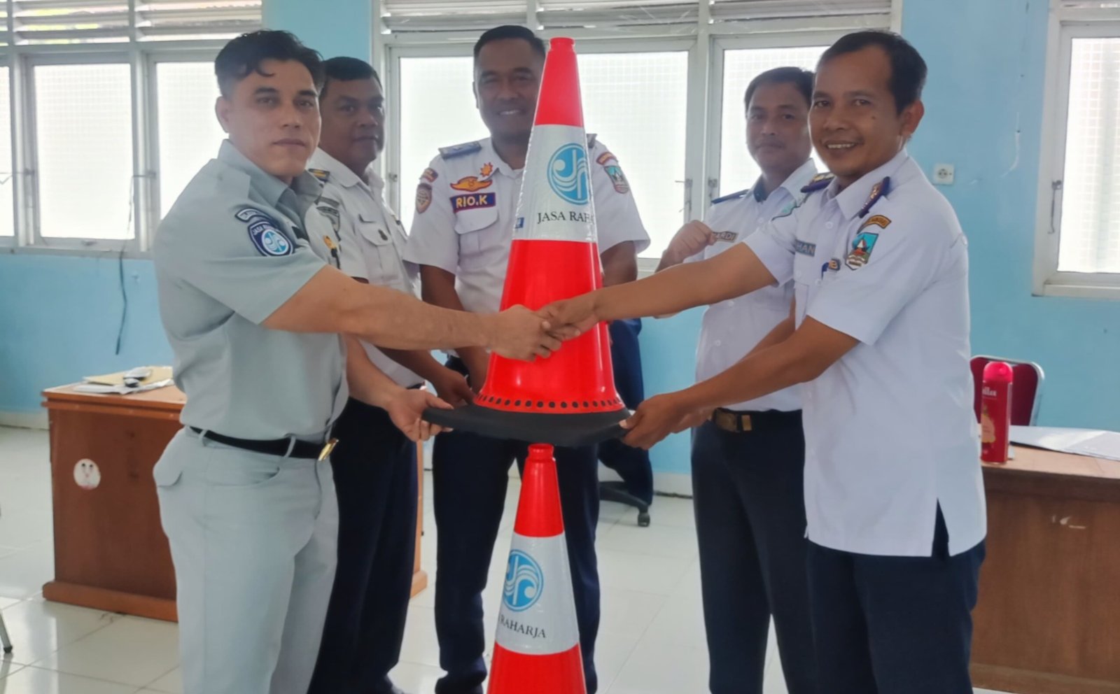 Jasa Raharja Cabang Solok Serahkan Traffic Cone ke Dinas Perhubungan Kabupaten Dharmasraya