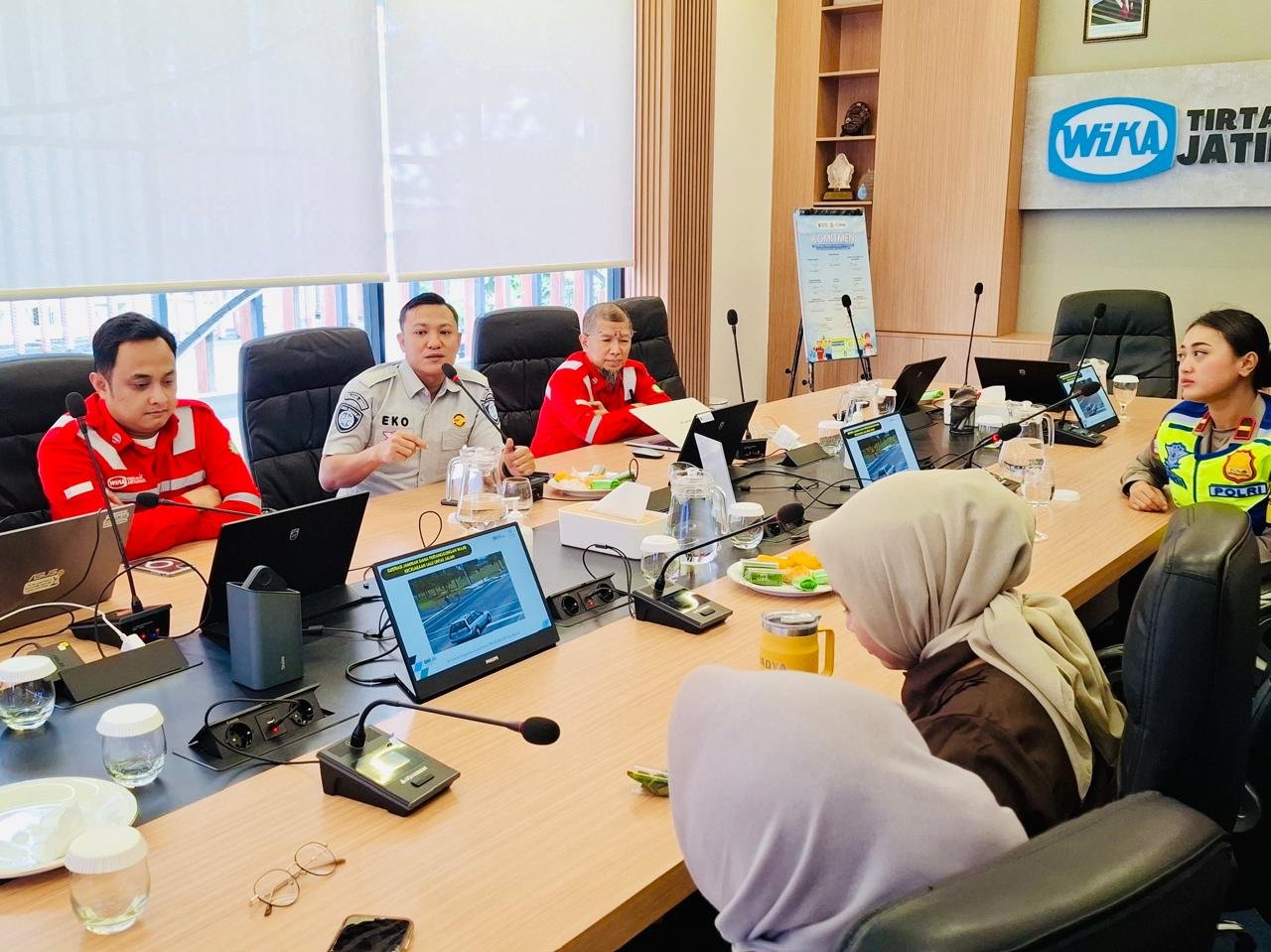 Jasa Raharja Bersama Satlantas Metro Bekasi Kota Kampanyekan Keselamatan Lalu Lintas bagi Pekerja PT Wika Tirta Jaya Jatiluhur