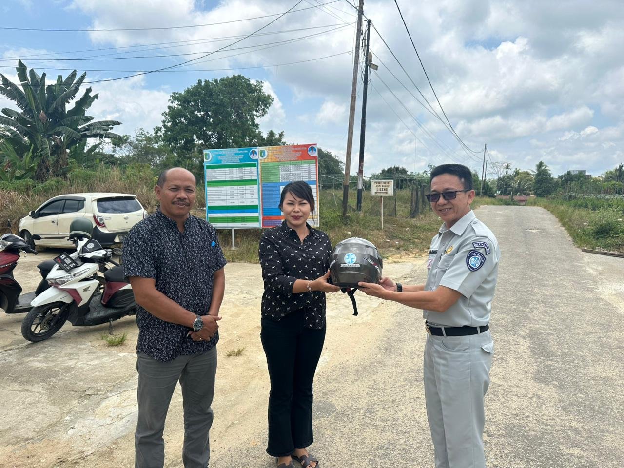 Aksi Nyata Keselamatan, Jasa Raharja Sintang Melakukan Pembagian Helm Gratis Kepada Pengguna Jalan untuk Kurangi Risiko Fatalitas Laka Lantas