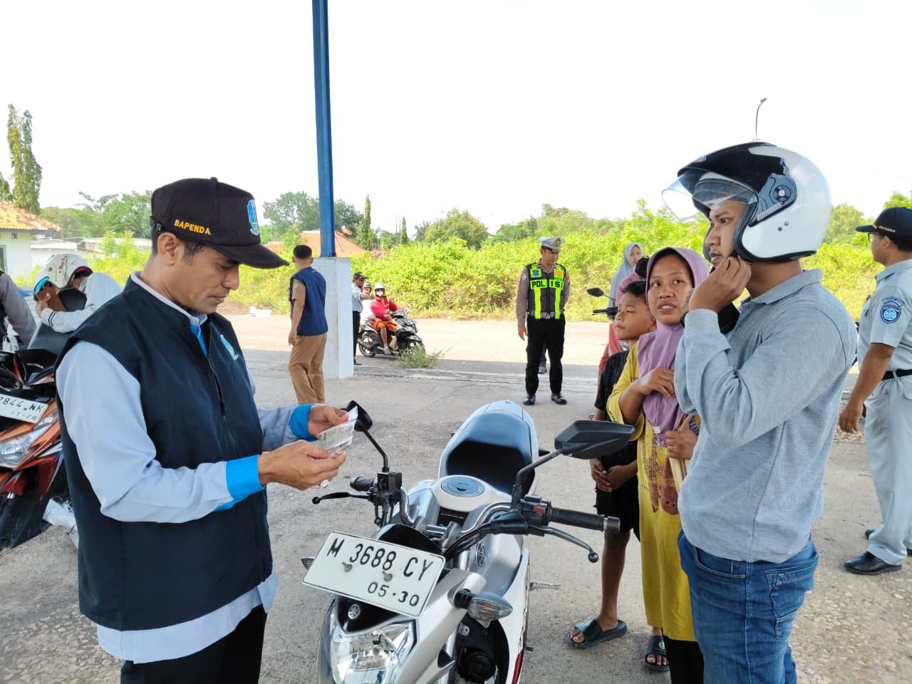 PJ Jasa Raharja Samsat Pamekasan Ikuti Operasi Gabungan dan Edukasi Keselamatan di Jl. Raya Tlanakan Pamekasan