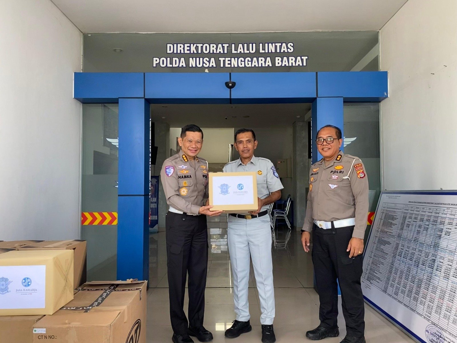 Dukung Keselamatan Berkendara, Jasa Raharja NTB Serahkan Helm ke Ditlantas Polda NTB