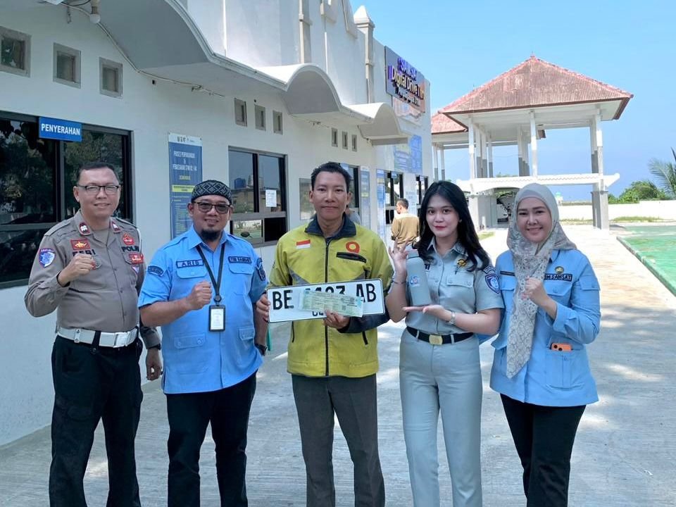 Samsat Drive Thru Teluk Betung dan Pagar Alam Apresiasi Wajib Pajak Taat dengan Pemberian Souvenir