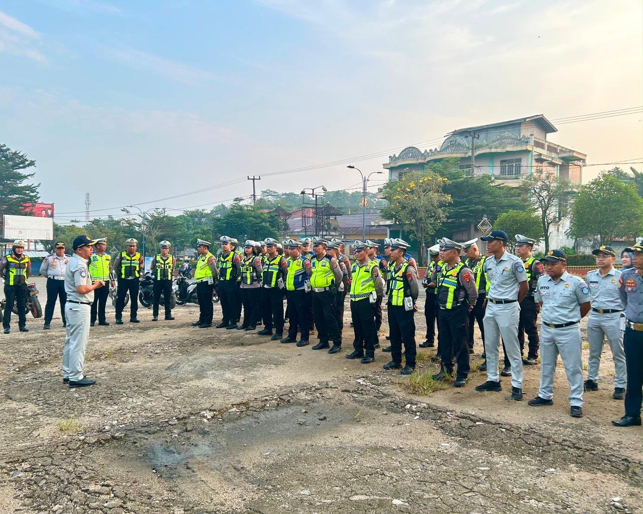 Tingkatkan Kedisiplinan dan Kepatuhan Pajak, Tim Gabungan Gelar Razia di Tugu Alamsyah Kotabumi