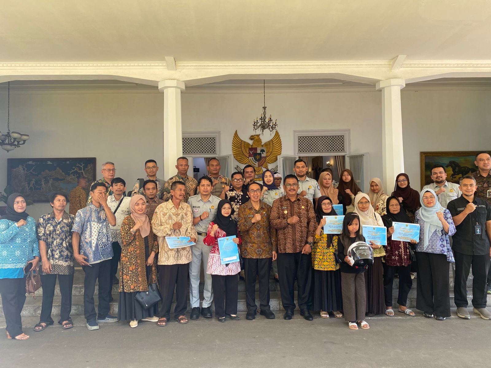 Jasa Raharja Cabang Sukabumi Serahkan Santunan Kepada Beberapa Ahli Waris Korban Kecelakaan Lalu Lintas di Pendopo Kabupaten Sukabumi