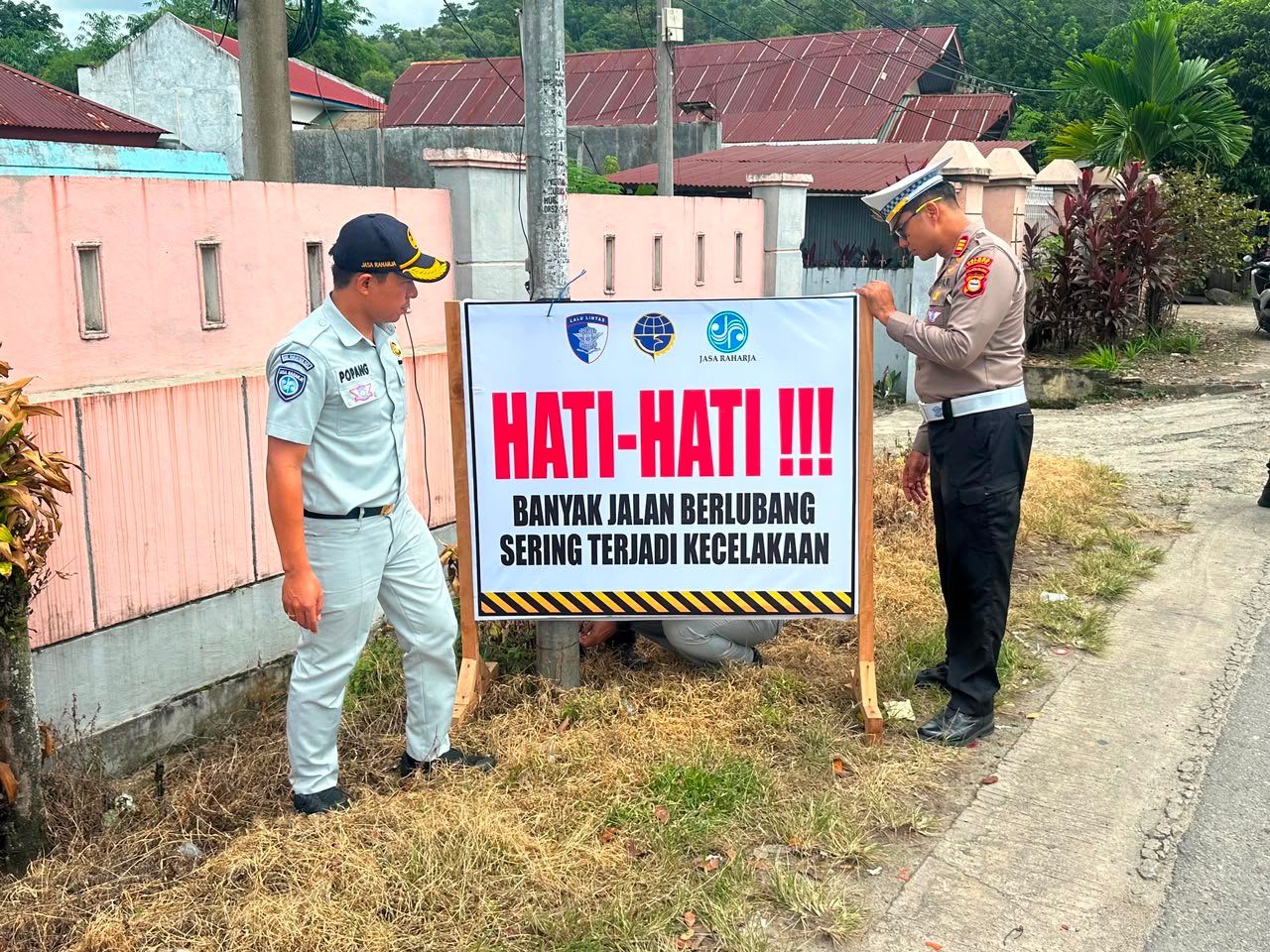 Kolaborasi Jasa Raharja Palopo dan Polres Palopo Perkuat Budaya Tertib Berlalu Lintas Melalui Pemasangan Himbauan Keselamatan di Titik Rawan Laka