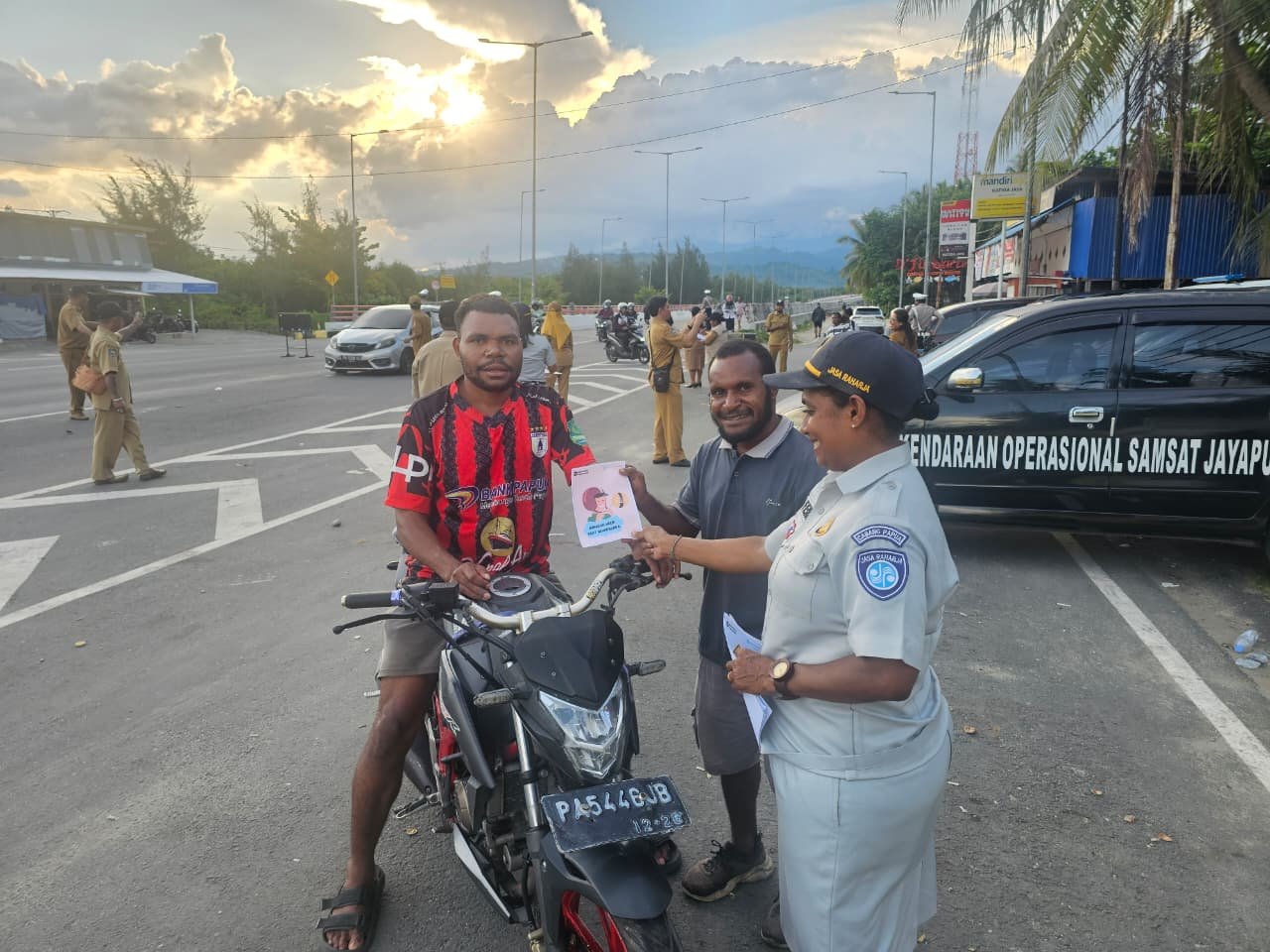 Jasa Raharja Papua Bersama Ditlantas Polda Papua dan Bapenda Papua Gelar Operasi Gabungan, Sebarkan Pesan Keselamatan Berkendara di Kawasan Holtekamp