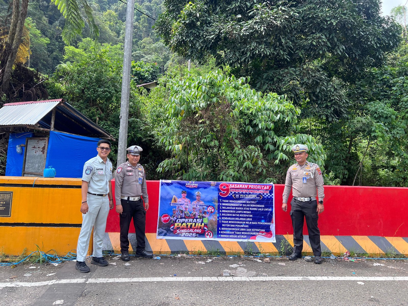 Jasa Raharja Sumbar Bersama Satlantas Polres 50 Kota Pasang Spanduk Operasi Patuh Singgalang dan Imbauan Daerah Rawan Kecelakaan